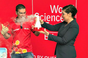 Street Science Steve and Arts Minister Leeanne Enoch showing science is fun!